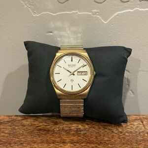 Vintage Seiko SQ 8223-8029 Day Date White Dial Bracelet Gold Tone Quartz Watch